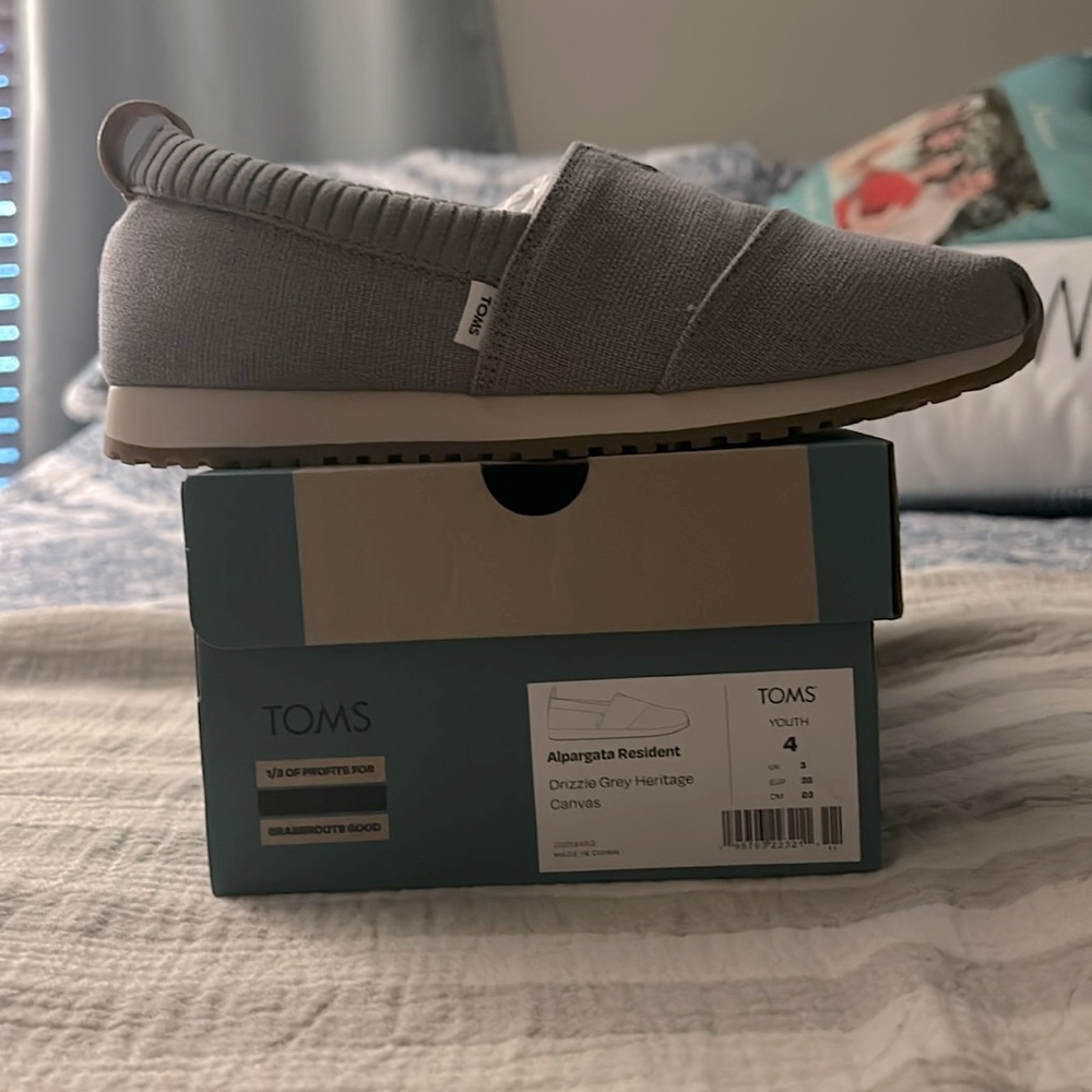 Tom’s kids size 4 Alpargatas. Same as women’s size 6